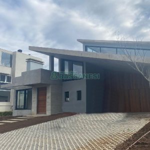 Casa com 1130m², 4 dormitórios, 2 vagas, no bairro São Ciro em Caxias do Sul para Comprar