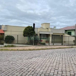 Casa com 157m², 3 dormitórios, 8 vagas, no bairro Pio X em Caxias do Sul para Comprar