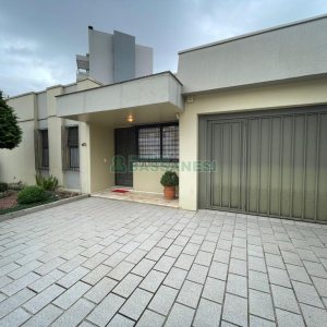 Casa com 157m², 3 dormitórios, 8 vagas, no bairro Pio X em Caxias do Sul para Comprar