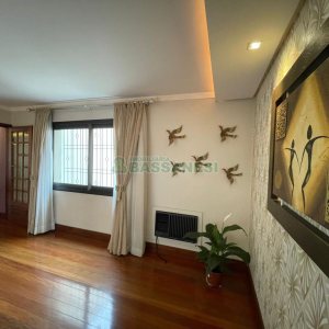 Casa com 157m², 3 dormitórios, 8 vagas, no bairro Pio X em Caxias do Sul para Comprar