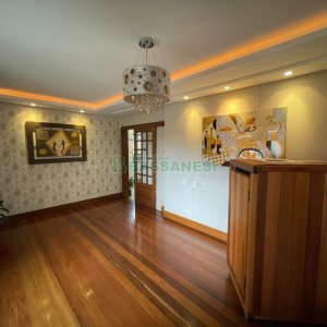 Casa com 157m², 3 dormitórios, 8 vagas, no bairro Pio X em Caxias do Sul para Comprar