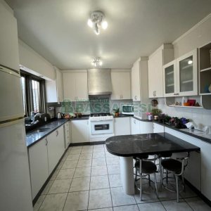 Casa com 157m², 3 dormitórios, 8 vagas, no bairro Pio X em Caxias do Sul para Comprar