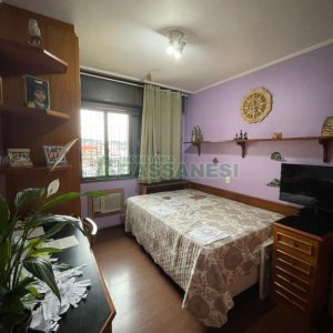 Casa com 157m², 3 dormitórios, 8 vagas, no bairro Pio X em Caxias do Sul para Comprar