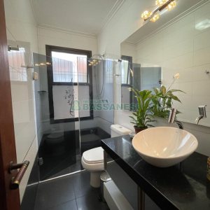 Casa com 157m², 3 dormitórios, 8 vagas, no bairro Pio X em Caxias do Sul para Comprar