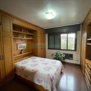 Casa com 157m², 3 dormitórios, 8 vagas, no bairro Pio X em Caxias do Sul para Comprar