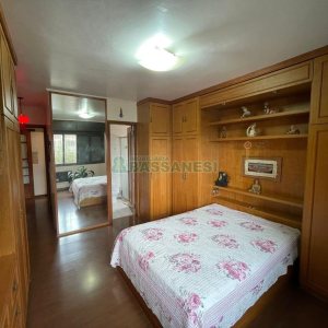 Casa com 157m², 3 dormitórios, 8 vagas, no bairro Pio X em Caxias do Sul para Comprar