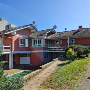 Casa com 332m², 4 dormitórios, 8 vagas, no bairro Desvio Rizzo em Caxias do Sul para Comprar