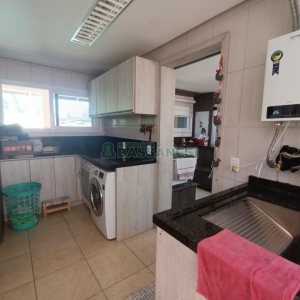 Casa com 332m², 4 dormitórios, 8 vagas, no bairro Desvio Rizzo em Caxias do Sul para Comprar