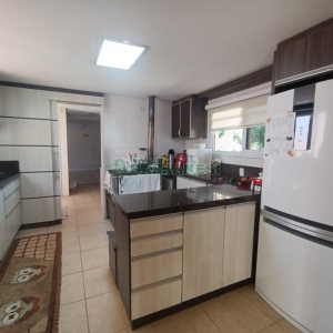 Casa com 332m², 4 dormitórios, 8 vagas, no bairro Desvio Rizzo em Caxias do Sul para Comprar