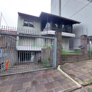Casa com 477m², 4 dormitórios, 5 vagas, no bairro Madureira em Caxias do Sul para Comprar