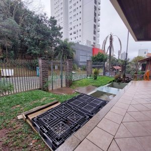 Casa com 477m², 4 dormitórios, 5 vagas, no bairro Madureira em Caxias do Sul para Comprar