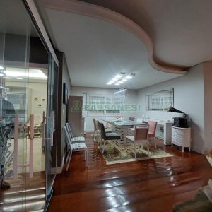 Casa com 477m², 4 dormitórios, 5 vagas, no bairro Madureira em Caxias do Sul para Comprar