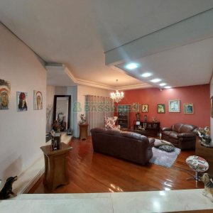 Casa com 477m², 4 dormitórios, 5 vagas, no bairro Madureira em Caxias do Sul para Comprar