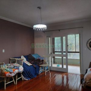 Casa com 477m², 4 dormitórios, 5 vagas, no bairro Madureira em Caxias do Sul para Comprar