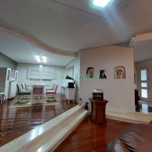 Casa com 477m², 4 dormitórios, 5 vagas, no bairro Madureira em Caxias do Sul para Comprar