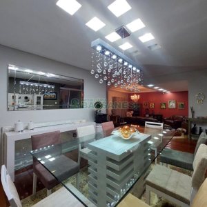 Casa com 477m², 4 dormitórios, 5 vagas, no bairro Madureira em Caxias do Sul para Comprar