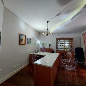 Casa com 477m², 4 dormitórios, 5 vagas, no bairro Madureira em Caxias do Sul para Comprar