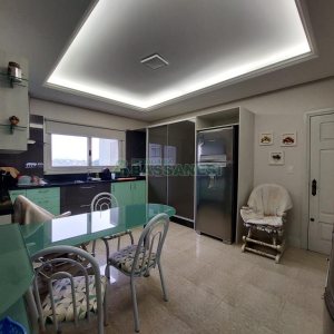 Casa com 477m², 4 dormitórios, 5 vagas, no bairro Madureira em Caxias do Sul para Comprar