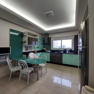 Casa com 477m², 4 dormitórios, 5 vagas, no bairro Madureira em Caxias do Sul para Comprar