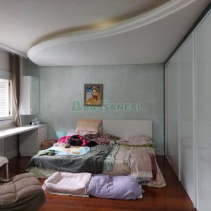 Casa com 477m², 4 dormitórios, 5 vagas, no bairro Madureira em Caxias do Sul para Comprar