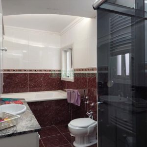 Casa com 477m², 4 dormitórios, 5 vagas, no bairro Madureira em Caxias do Sul para Comprar