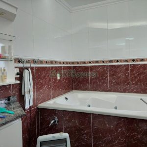 Casa com 477m², 4 dormitórios, 5 vagas, no bairro Madureira em Caxias do Sul para Comprar