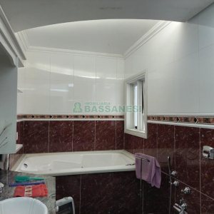 Casa com 477m², 4 dormitórios, 5 vagas, no bairro Madureira em Caxias do Sul para Comprar