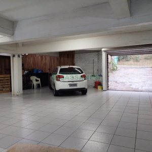 Casa com 477m², 4 dormitórios, 5 vagas, no bairro Madureira em Caxias do Sul para Comprar