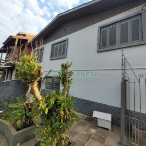 Casa com 200m², 3 dormitórios, 2 vagas, no bairro Cinqüentenário em Caxias do Sul para Comprar
