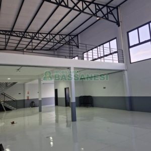 Pavilhão com 334m², no bairro De Lazzer em Caxias do Sul para Comprar