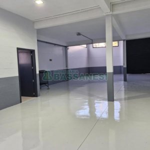 Pavilhão com 334m², no bairro De Lazzer em Caxias do Sul para Comprar