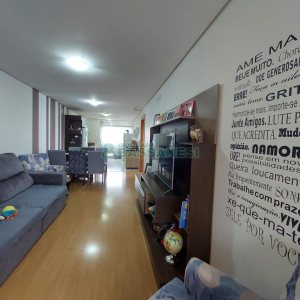 Apartamento com 82m², 2 dormitórios, 2 vagas, no bairro Kayser em Caxias do Sul para Comprar