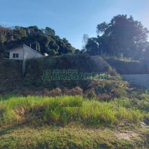 Terreno com 394m², no bairro Charqueadas em Caxias do Sul para Comprar