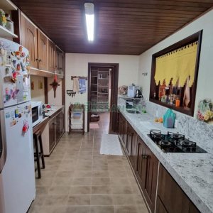 Casa com 317m², 3 dormitórios, 2 vagas, no bairro De Lazzer em Caxias do Sul para Comprar