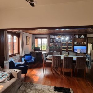 Casa com 317m², 3 dormitórios, 2 vagas, no bairro De Lazzer em Caxias do Sul para Comprar