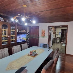 Casa com 317m², 3 dormitórios, 2 vagas, no bairro De Lazzer em Caxias do Sul para Comprar