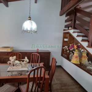 Casa com 317m², 3 dormitórios, 2 vagas, no bairro De Lazzer em Caxias do Sul para Comprar