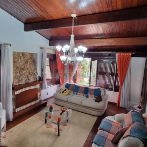 Casa com 317m², 3 dormitórios, 2 vagas, no bairro De Lazzer em Caxias do Sul para Comprar