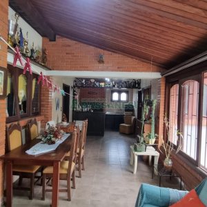 Casa com 317m², 3 dormitórios, 2 vagas, no bairro De Lazzer em Caxias do Sul para Comprar