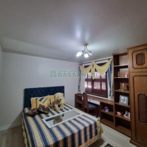 Casa com 317m², 3 dormitórios, 2 vagas, no bairro De Lazzer em Caxias do Sul para Comprar