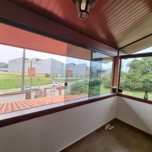 Casa com 317m², 3 dormitórios, 2 vagas, no bairro De Lazzer em Caxias do Sul para Comprar
