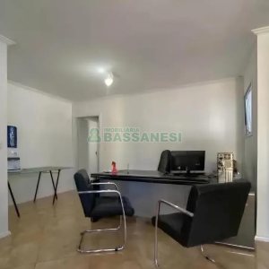 Casa com 300m², 4 dormitórios, 2 vagas, no bairro Universitário em Caxias do Sul para Alugar