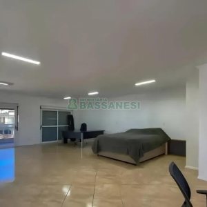 Casa com 300m², 4 dormitórios, 2 vagas, no bairro Universitário em Caxias do Sul para Alugar