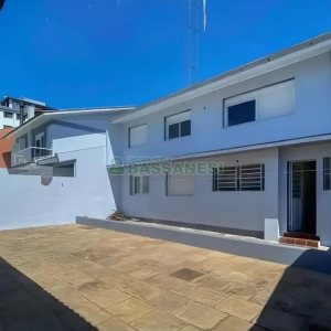 Casa com 300m², 4 dormitórios, 2 vagas, no bairro Universitário em Caxias do Sul para Alugar