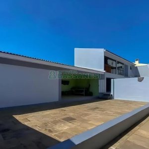 Casa com 300m², 4 dormitórios, 2 vagas, no bairro Universitário em Caxias do Sul para Alugar