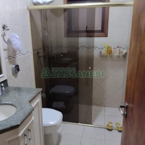 Casa com 228m², 3 dormitórios, 2 vagas, no bairro Panazzolo em Caxias do Sul para Comprar