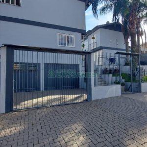 Sobrado com 86m², 3 dormitórios, 2 vagas, no bairro Interlagos em Caxias do Sul para Comprar