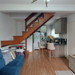 Sobrado com 86m², 3 dormitórios, 2 vagas, no bairro Interlagos em Caxias do Sul para Comprar