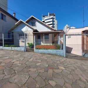 Casa com 450m², 4 dormitórios, 2 vagas, no bairro Lourdes em Caxias do Sul para Comprar