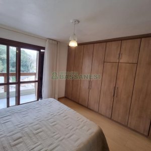 Sobrado com 185m², 3 dormitórios, 2 vagas, no bairro De Lazzer em Caxias do Sul para Comprar